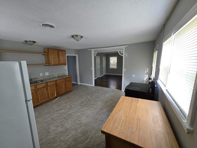 Building Photo - 204 Greenlaw Ave