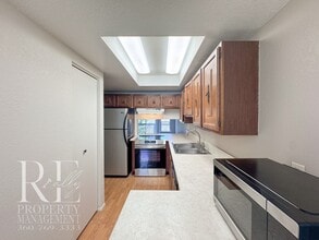 Building Photo - Bright End-Unit Townhome with Loft, Fireplace & Wooded Balcony