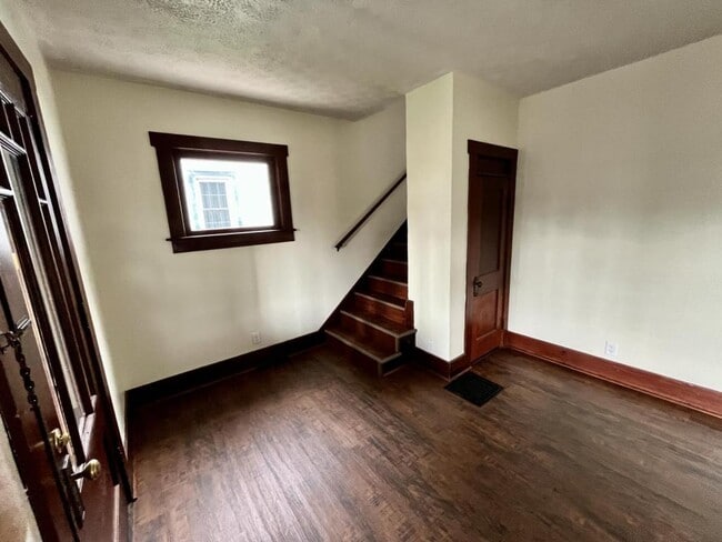 Building Photo - 604 N Park St