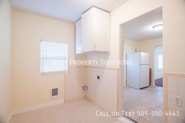 Building Photo - 3004 W Lakeside Dr