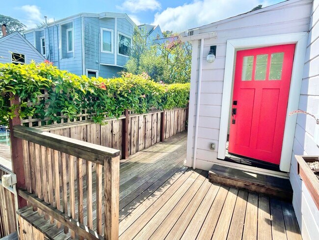 Building Photo - Remodeled Off Street Cottage 2BR/1BA Priva...