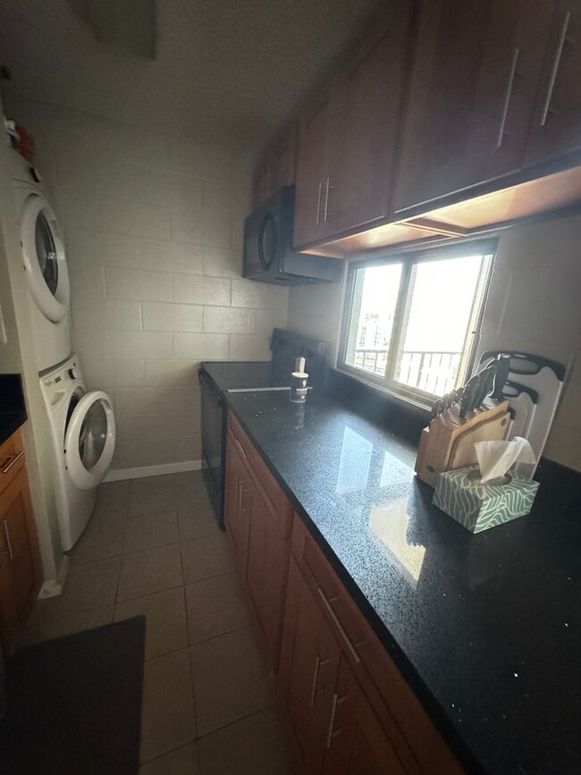 Building Photo - Cozy 1 bed 1 bath with covered, reserved p...