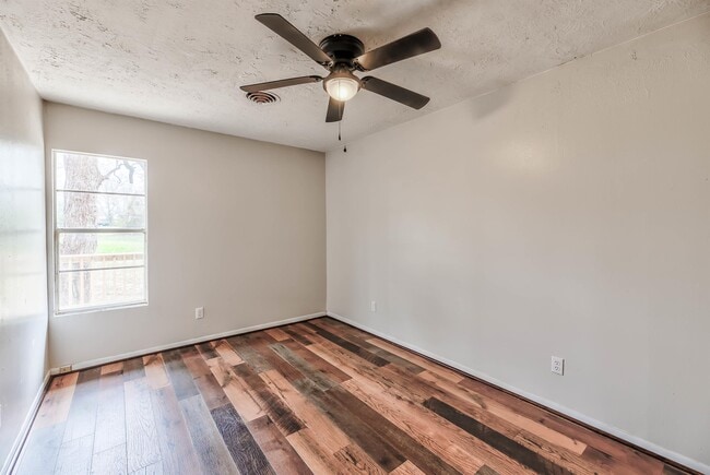 Building Photo - 145 W Houston Ave