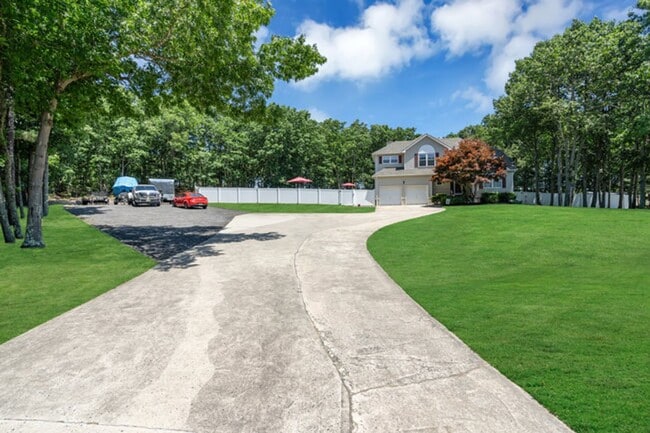 Building Photo - Private Cul-de-Sac Living: 4BR Home with Pool & Geothermal HVAC