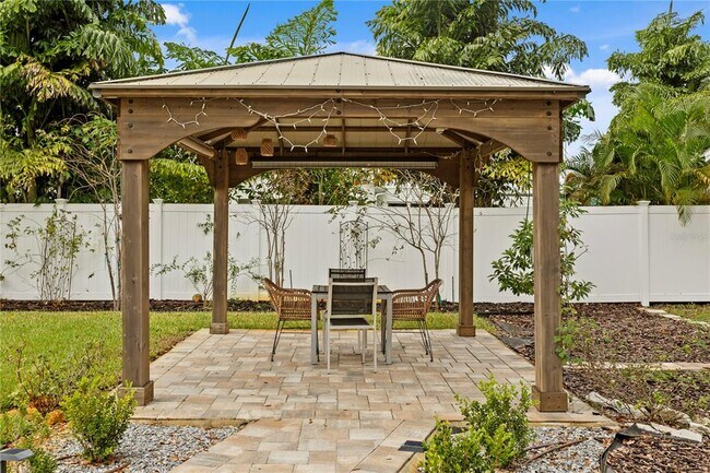 Building Photo - 2407 S Lois Ave