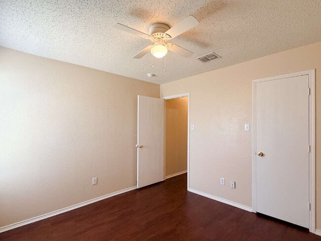 Building Photo - 3 Bed, 2 Bath Home in Burleson, TX