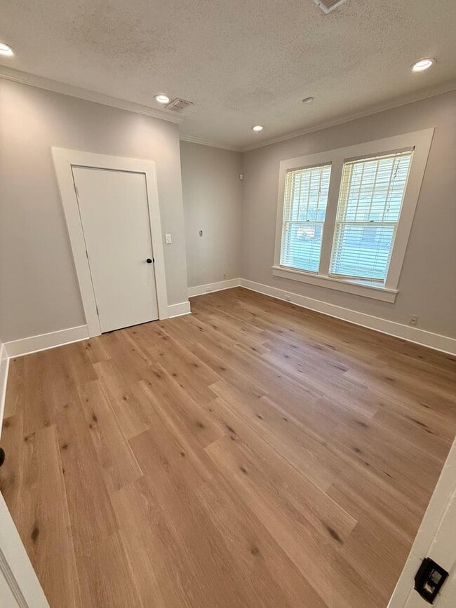 Building Photo - Fully Updated 3BR Home with Quartz Counters & Fenced Yard