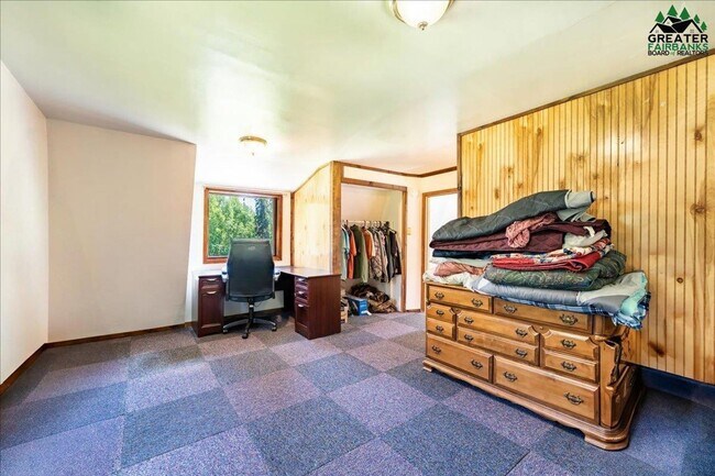 Building Photo - Century 21 Gold Rush - 2 bed, 1 bath (Fair...