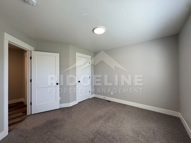 Building Photo - 137 Linden St