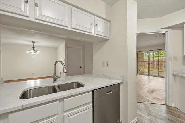 Building Photo - 2504 Brook Hollow Ct