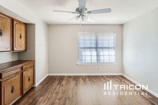 Building Photo - 606 Meadow Grove Dr