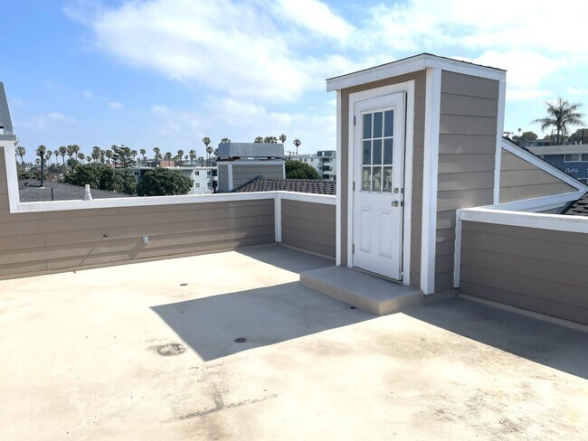 Building Photo - Beautiful 3 bedroom detached townhome with...