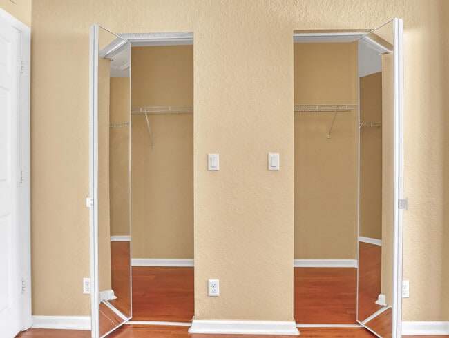 Building Photo - 2226 Oakmont Dr