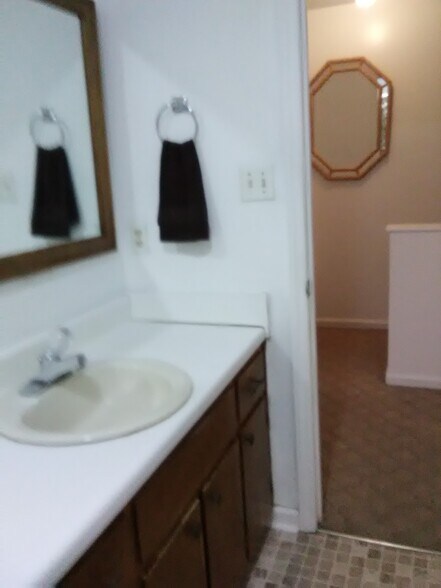 Main bathroom - 50 Douglas Rd