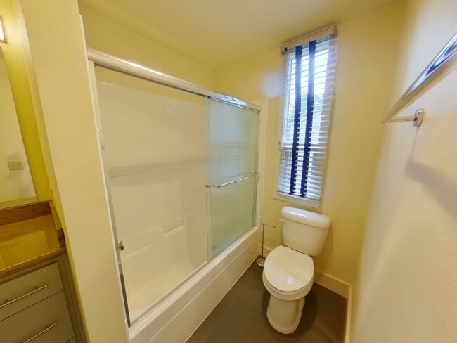 Building Photo - 2 Bedroom Condo In Fantastic Location!