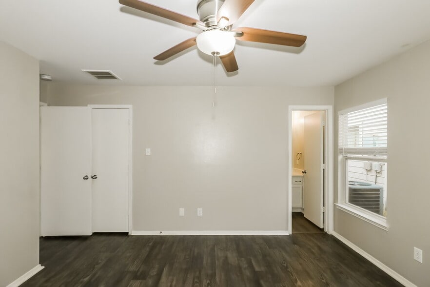 Building Photo - 6154 Settlers Lake Cir E