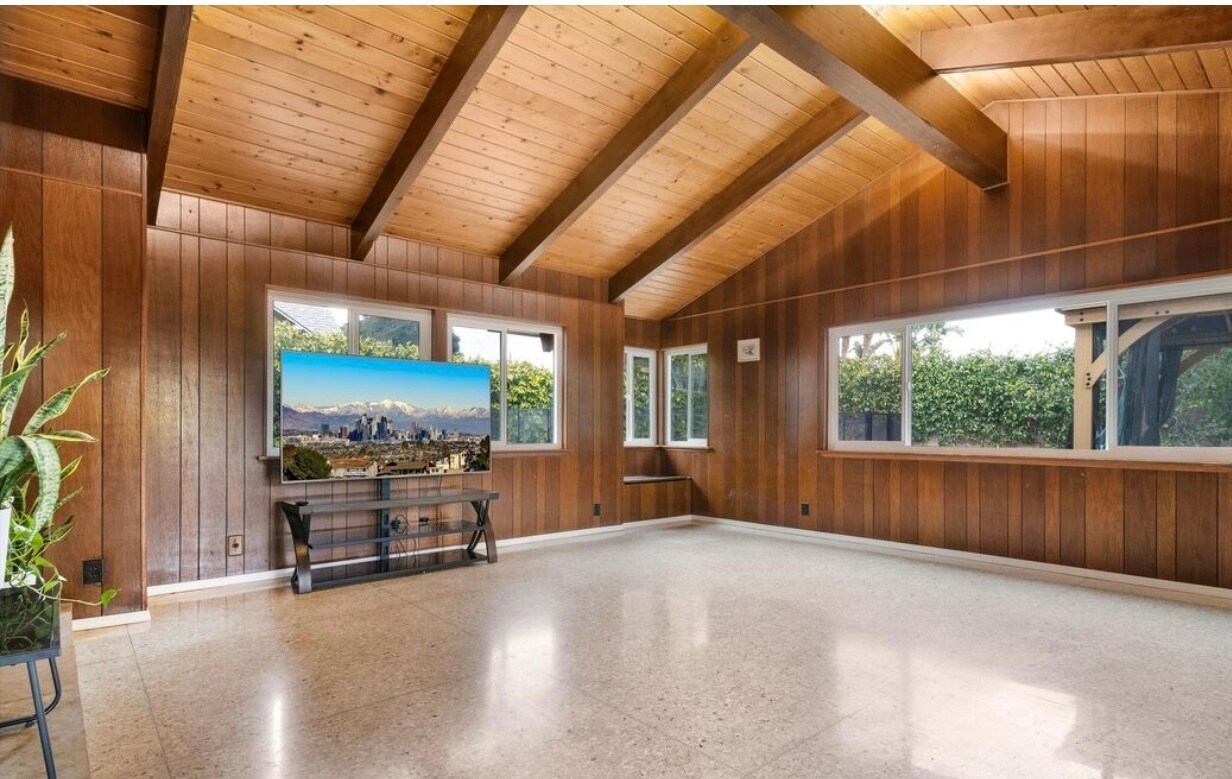 Building Photo - 10100 Sophia Ave