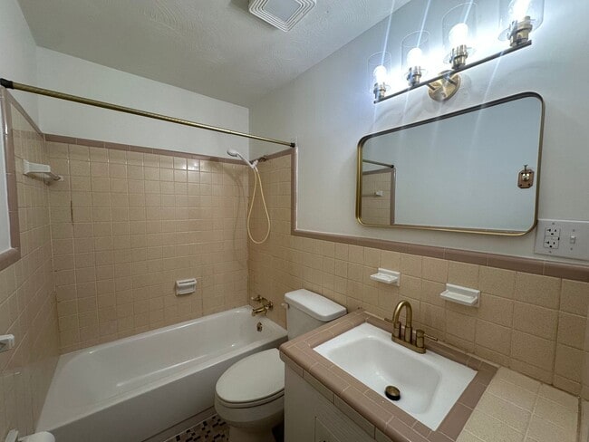 Building Photo - 729 W 38th St