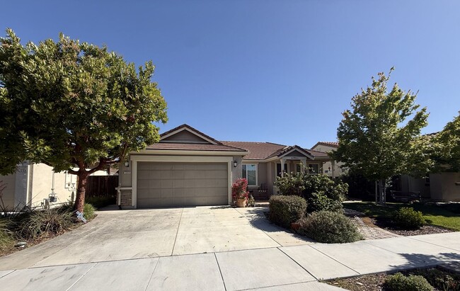 Building Photo - 3 bedroom home in Hollister