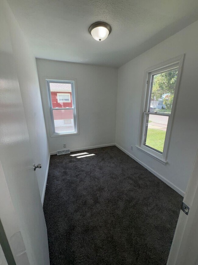 Building Photo - Move-In Ready Home in Waterloo