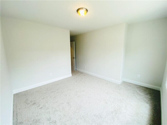 Building Photo - 1095 N Village Dr