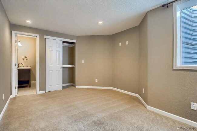 Building Photo - Stunning 3 bedroom townhome!