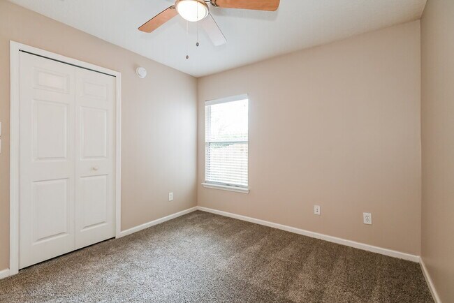 Building Photo - 2112 S Cranbrook Ave