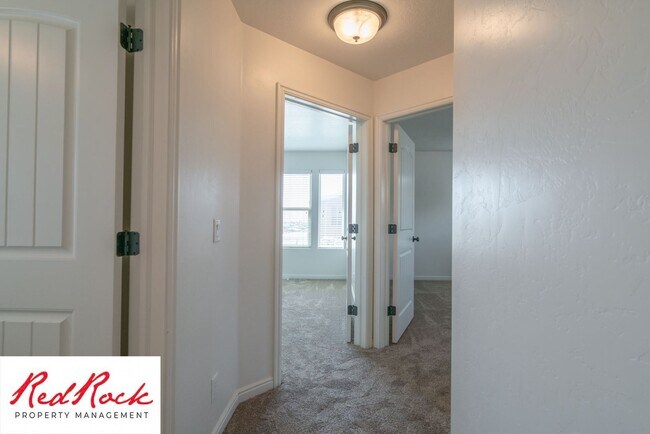 Building Photo - DOG-FRIENDLY 4 Bedroom Townhome with INTER...