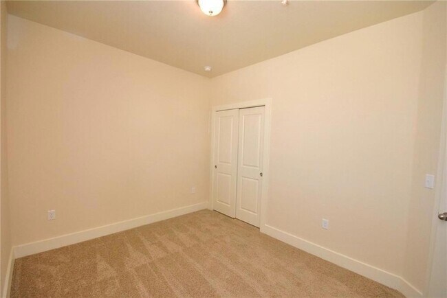 Building Photo - 2222 Creekside Ln