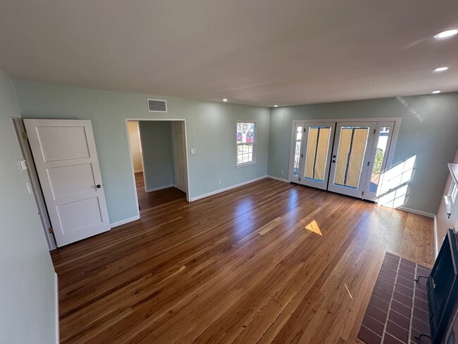 Building Photo - Cute NE 2 Bedroom, 1 Bath Home close to Hancock College