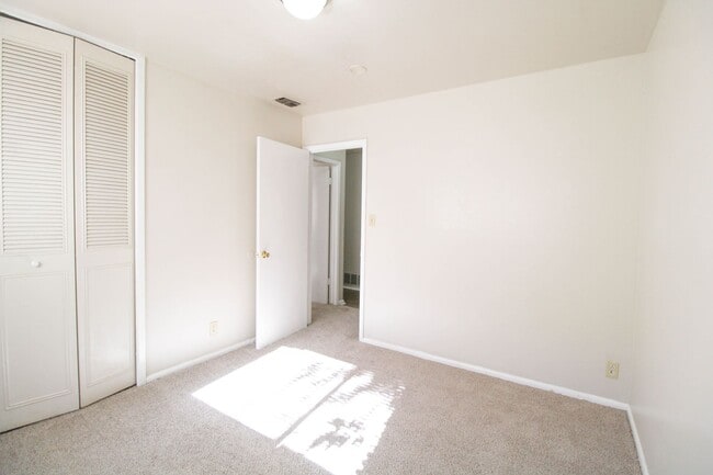 Building Photo - ************Move In Special- 2 WEEKS FREE!!!!************