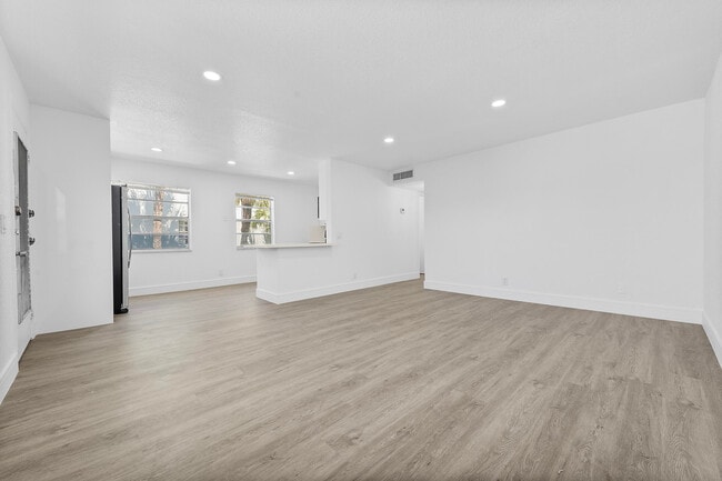 Building Photo - 124 Normandy Ln