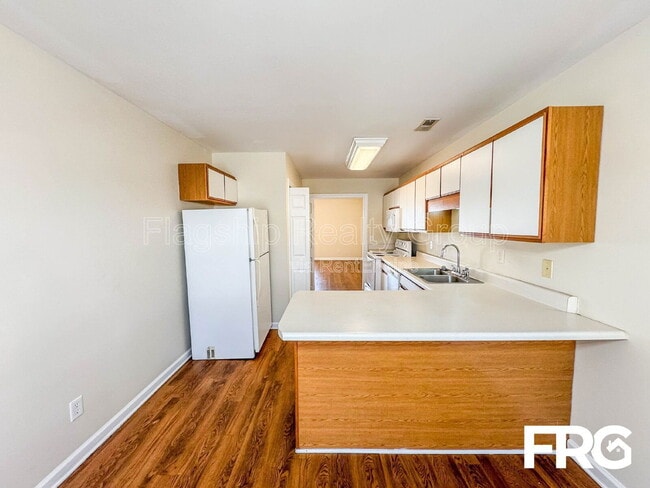 Building Photo - 5160 Deveron St