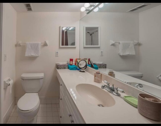 Building Photo - 303 Liberty Ct