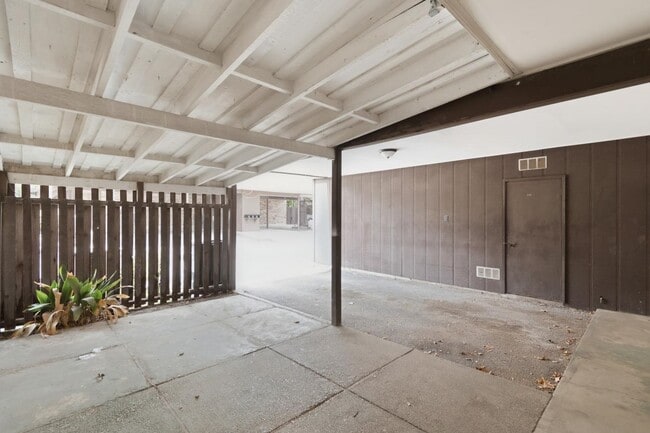 Building Photo - 100 Royal Way Dr