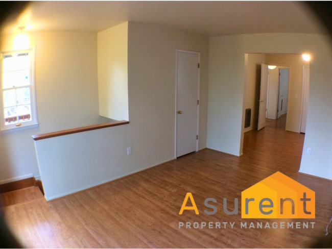 Building Photo - 3-Bedroom/2-Bathroom Home with Amazing Vie...