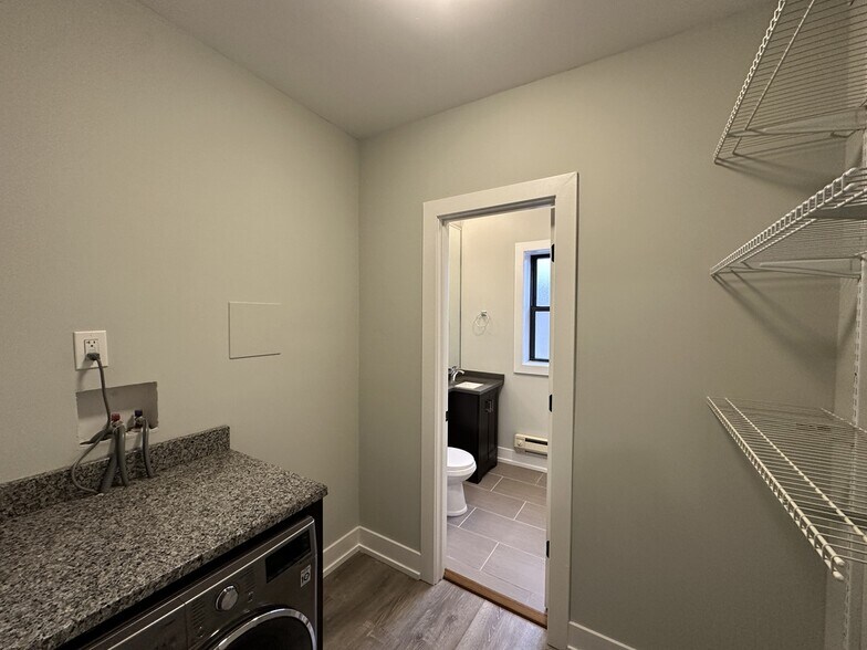 Building Photo - 712 W Brompton Ave