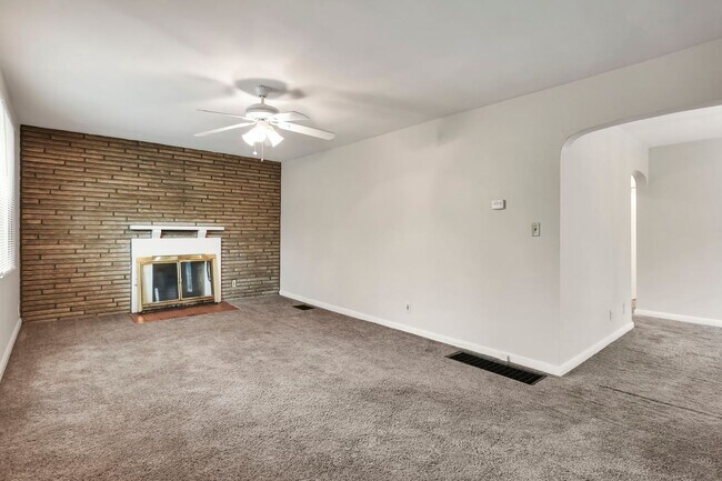 Building Photo - 404 S Chase Ave