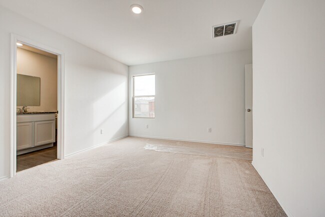 Building Photo - 2011 Delphine Dr