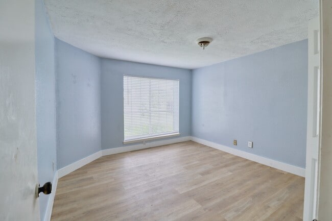 Building Photo - 6911 Pouter Dr