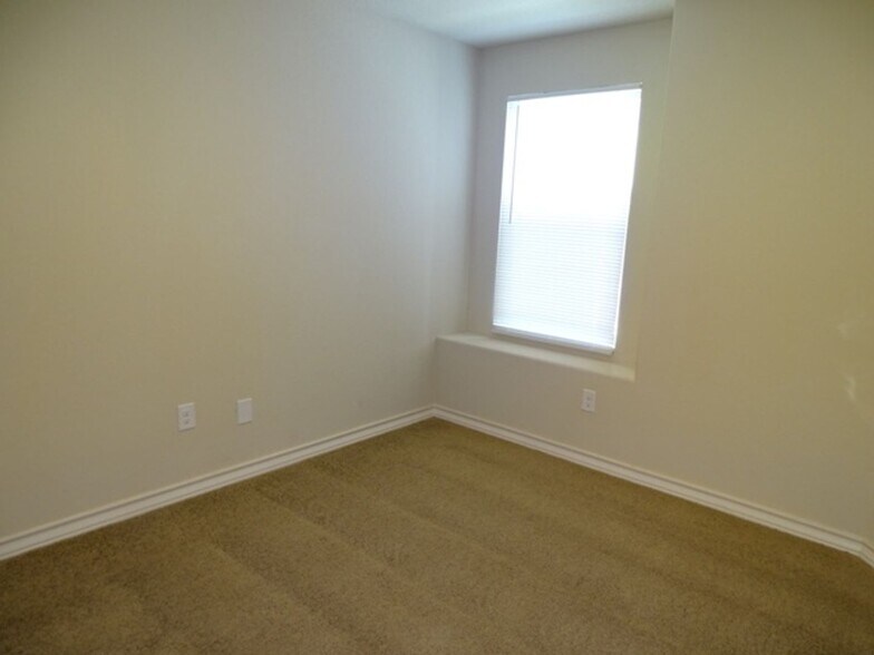 Building Photo - 7054 Lakeview Dr