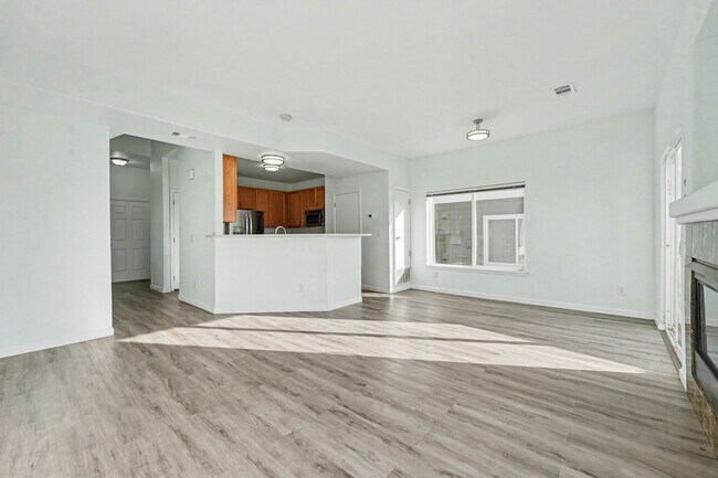 Building Photo - End Unit 3 Bedroom 2 Bath Townhome in Commerce City!