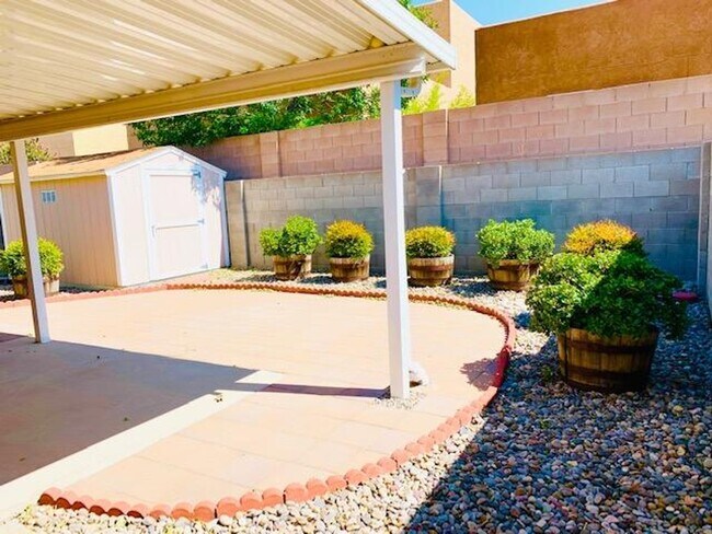 Building Photo - Lovely 1460/sf 3 Bedroom  2 Bath  2/CG TH