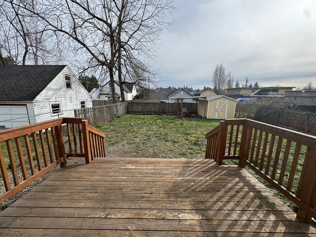 Building Photo - Lovely Midland Home with Fenced Yard and L...