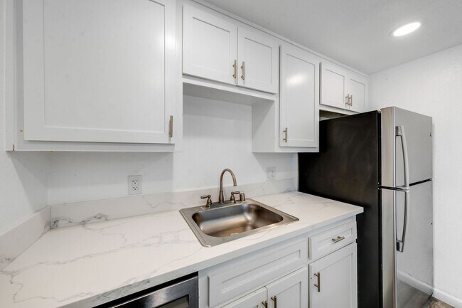 Building Photo - Updated Orangevale Duplex with Private Yard and Garage!