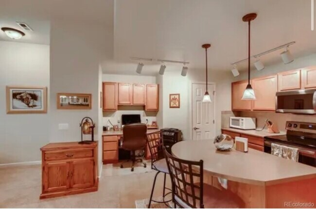 Building Photo - 22940 E Roxbury Dr