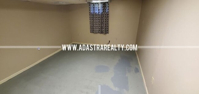 Building Photo - Spacious Shawnee Duplex-Available in SEPTE...
