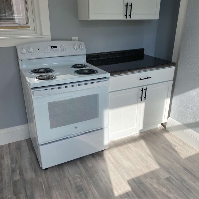 Building Photo - 1341 E Long St