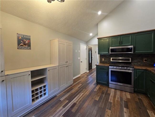 Building Photo - 9 Hepatica Ln
