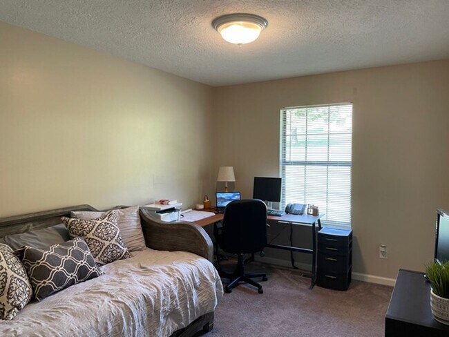 Building Photo - Quaint setting, One Level 3BR/ 2BA 2-Car Garage Condo